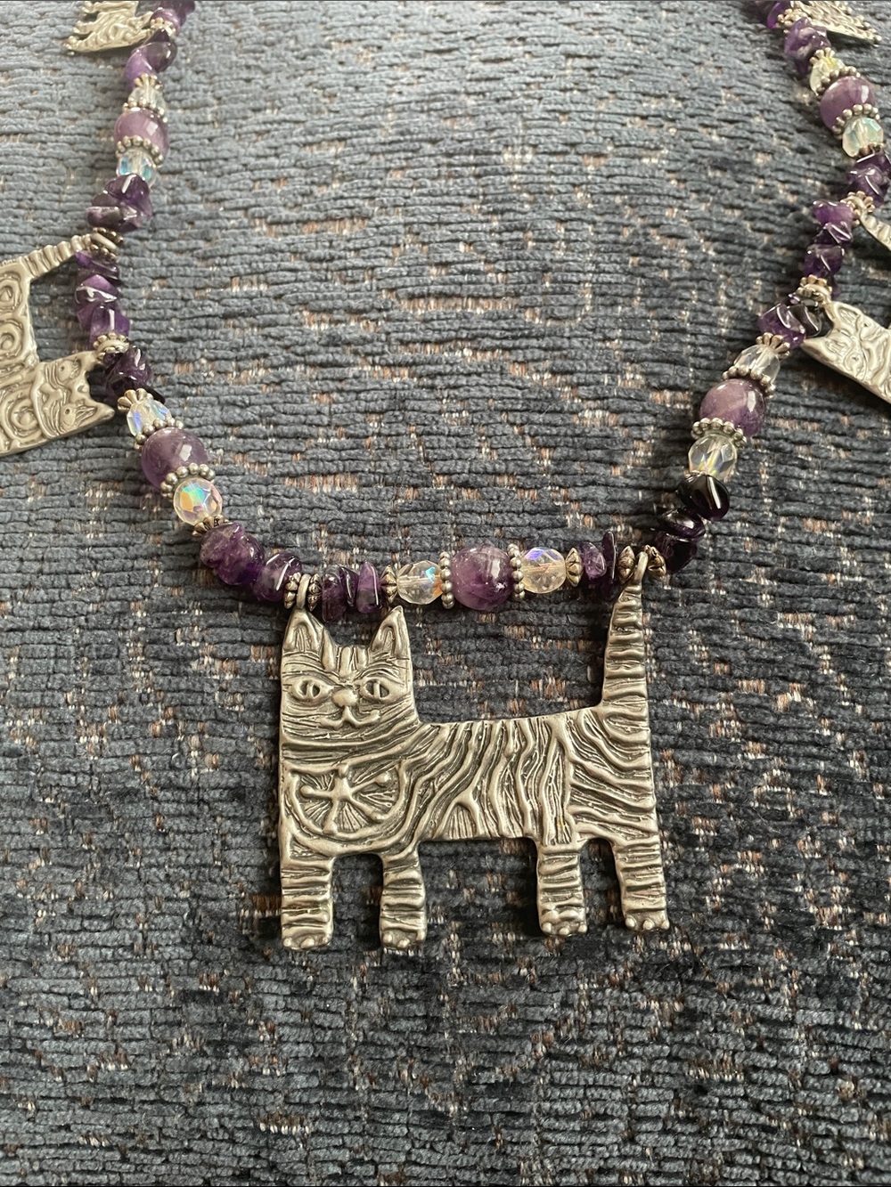 Vintage 1990s Amethyst Bead Necklace with Silver Cat Charms - Picture 5 of 10